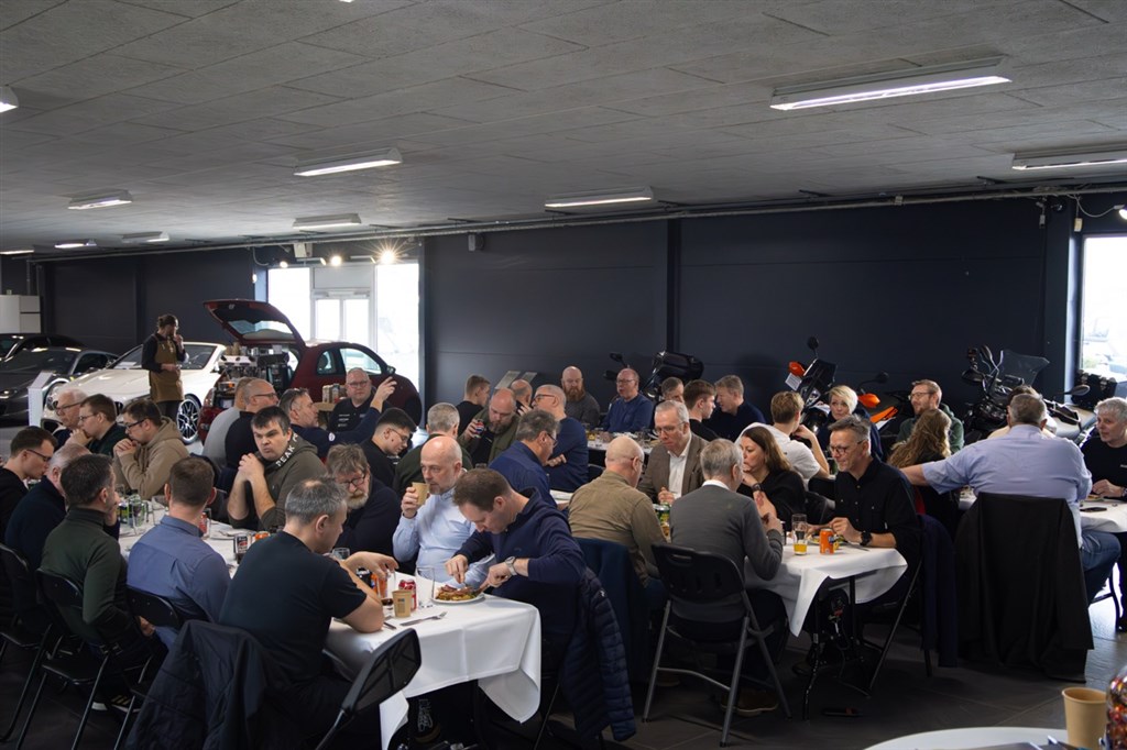 Der var fuldt hus, da Rytter Motorsport præsenterede 2025-planerne hos Autoteknika i Hjørring.
(Foto: Rytter Motorsport)